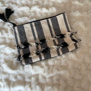 EUC Adorable fringe b&w clutch w faux black leather, cute tassel & zipper